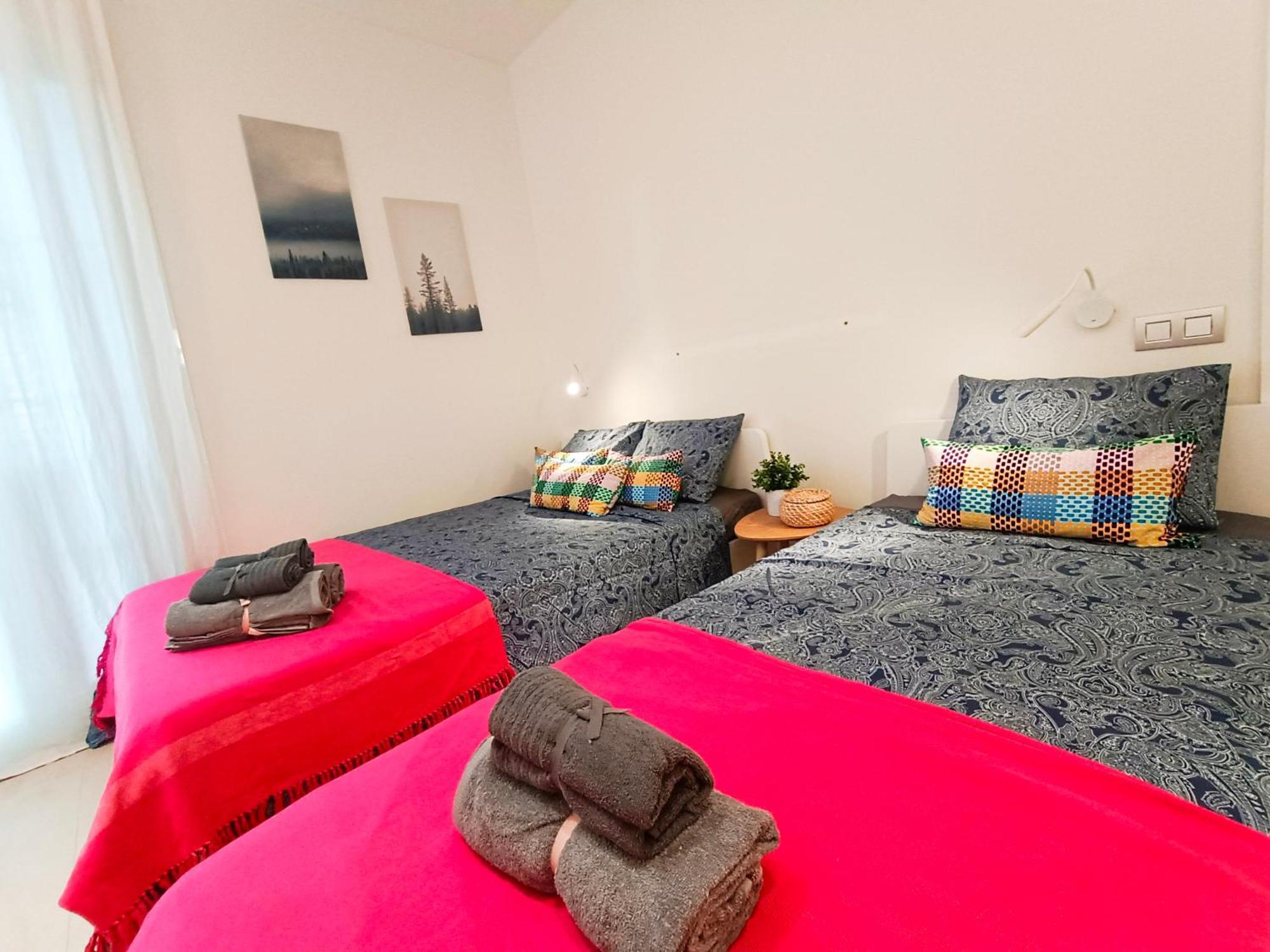 ברצלונה Private Rooms By Plaza Universidad מראה חיצוני תמונה
