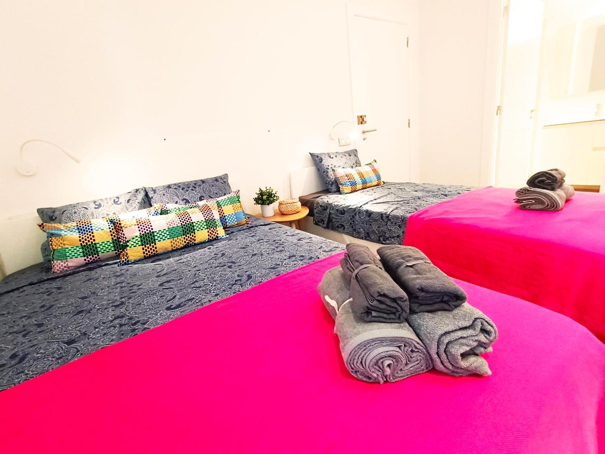 ברצלונה Private Rooms By Plaza Universidad מראה חיצוני תמונה